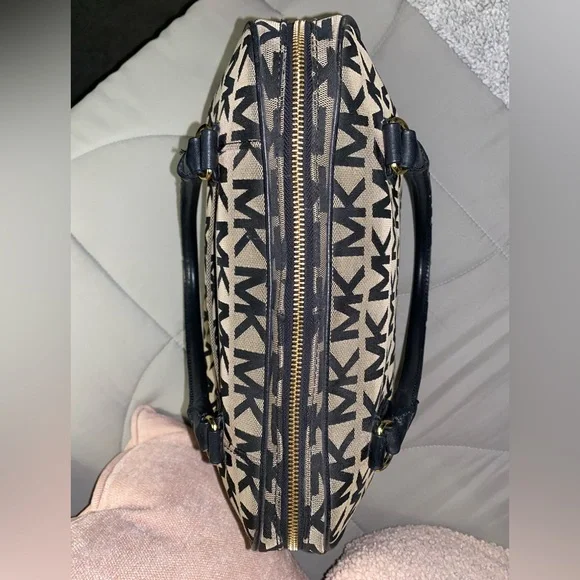 Authentic Michael Kors Satchel - Picture 4 of 16